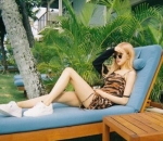 Potret Cantik Rose Berjemur Sambil Pamer Kaki Jenjang