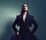 Tampil Serba Hitam, Luna Maya Pamer Pose Unik 