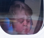 Wajah Lucu Pangeran George Saat Hidungnya Nempel di Jendela Pesawat