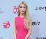 Kim Chung Ha Tampil Cantik Bak Peri Merah Muda