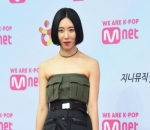 Lia Kim Tampil Beda dengan Tube Dress Bersaku Banyak