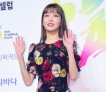 Kim Chung Ha Terlihat Manis Dibalut Dress Bunga-Bunga
