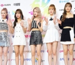 Weki Meki Juga Tampil dengan Konsep Hitam Putih