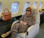 Ibunda Syahrini Kece Tampil Branded Saat Naik Jet Pribadi Besan