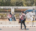 Awkarin Antusias Memunguti Sampah yang Ditinggalkan Para Pendemo