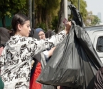 Bersama Fans, Awkarin Berhasil Membersihkan Sampah Sisa Demo