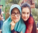 Tetap Memeluk Sang Bunda Meski Sudah Mulai Beranjak Dewasa