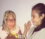 Selalu Rayakan Ulang Tahun Sang Bunda dengan Kue dan Kejutan