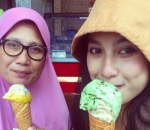 Kompak Pose Makan Es Krim Saat Kunjungi Yogyakarta