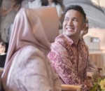 Adhi Permana Tampil Rupawan dengan Batik Pink