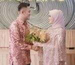Wajah Lega Adhi Permana dan Kesha Ratuliu Setelah Resmi Bertunangan