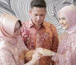 Ibunda Adhi Permana Menyematkan Cincin di Jari Kesha Ratuliu