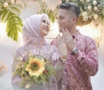 Kesha Ratuliu dan Adhi Permana Pamerkan Cincin Pertunangan