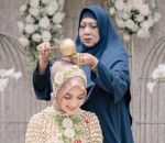 Lakukan Siraman Sekitar Sepekan Sebelum Menikah