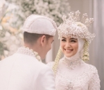 Antusias Saling Tukar Cincin Usai Resmi Menikah