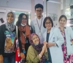Ceria Abadikan Momen Bareng Dokter dan Perawat Usai Jalani Radiasi