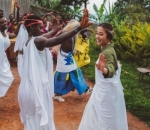 Belajar Tari Tradisional Bersama Warga Setempat