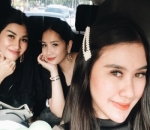 Tampil Kece Saat Jalan-Jalan Sore Bareng