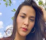 Raisa Mengambil Swafoto alias Selfie