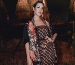 Raisa Mengenakan Gaun Batik