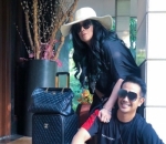 Kompak Pose Kece Sebelum Berangkat Liburan Bareng