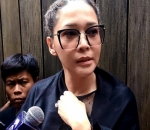 Maia Estianty Melayat ke Rumah Duka BCL dan Ashraf Sinclair di Pejaten, Jakarta