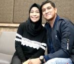 Tantri Kotak dan Suami Saat Jumpa Pers di RS Mayapada Lebak Bulus