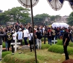 Kerabat Dekat Serta Pelayat Memenuhi Lokasi Pemakaman Glenn Fredly
