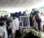 Kerabat Memakai Baju Warna Putih Mengantar Glenn Fredly