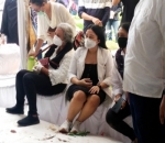 Mutia Ayu Berusaha Tegar Meski Raut Kesedihan Terlihat Jelas
