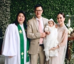 Claire Bersama Pendeta yang Memimpin Pembaptisan