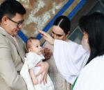 Claire Menjalani Baptis Percik
