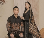 Potret Nikita dan Indra Kompak Mengenakan Batik