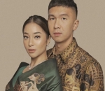 Potret Nikita dan Indra Mengenakan Batik Wayang