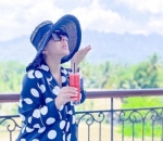 Syahrini Menikmati Pagi di Kawasan Borobudur