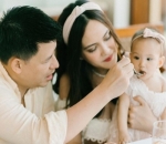 Claire Makan Kue Ultah Sang Papa