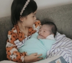 Nastusha Menggendong Adik Laki-lakinya