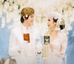 Kevin Aprilio dan Vicy Melanie Pamer Buku Nikah