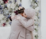 Sule dan Nathalie Holscher Saling Memeluk