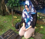 Ziarah Ke Makam Mendiang Julia Perez, Adik Ungkap Masih Sering Mimpikan Sang Kakak