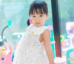 Pose Andalan Alea Dengan Gaun Motif Polkadot