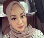 Tampil Simpel Dengan Blouse Motif Polkadot