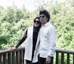 Aurel Dengan Style Monokrom Kompakan Bareng Suami