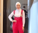  Aurel Tampil Modis dan Colorful Dengan Jumsuit Merah