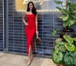 Menawan Dengan Gaun Merah