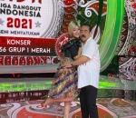 Adam Setia Temani Inul Kerja