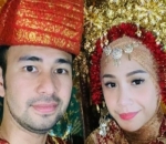 Mereka tampak serasi dengan pakaian adat minangkabau