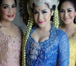 Nagita tampak anggun memakai siger sunda