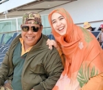 Oki Setiana Dewi tertawa bahagia bersama sang ayah