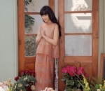 Denise tampil kalem dengan gaya Namaste
